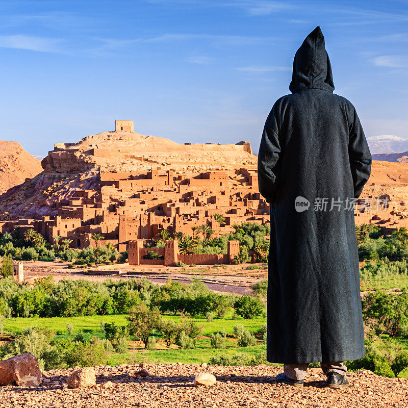 一名摩洛哥男子在看Aït Benhaddou